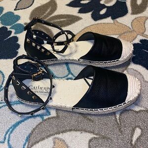 Used women’s wrap around ankle sandals , size 7 1/2.